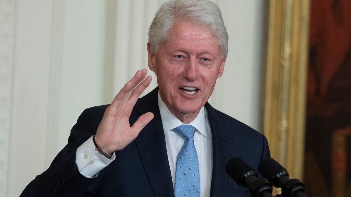 Bill Clinton na návštěvě Prahy: Tomu že bude za pár let osmdesát? Vypadá skvěle a pořád mu to pálí!